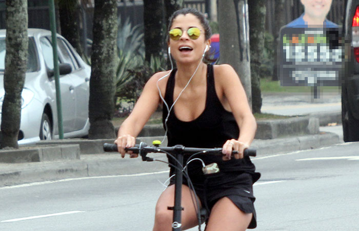  Anna Lima pedala de shortinho em Ipanema