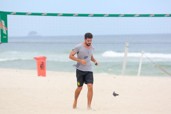 Cauã Reymond se dedica à corrida na praia da Barra da Tijuca