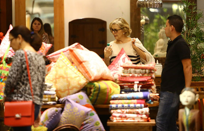  Irene Ravache passeia em shopping carioca