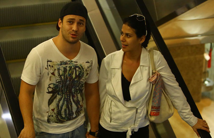  Rodrigo Andrade é flagrado em shopping com a esposa