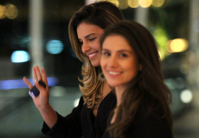 Mariana Rios passeia com amiga em shopping carioca