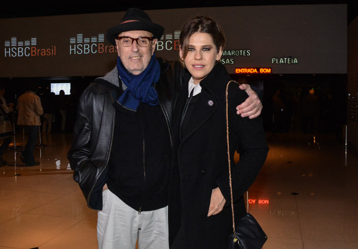 Bárbara Paz e Hector Babenco posam juntos antes de show de fado