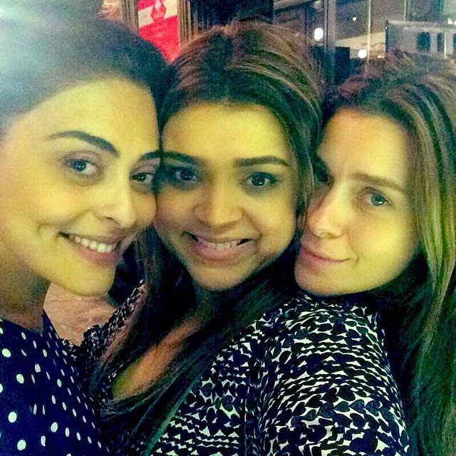 Juliana Paes, Carolina Dieckmann e Preta Gil jantam juntas no Rio