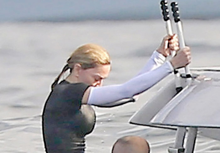 Ao lado da filha, Madonna aproveita praia em Ibiza