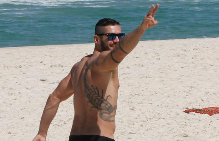 Ex-BBB Yuri troca beijos com a namorada na Barra da Tijuca