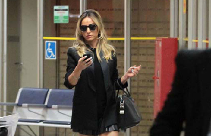  Com as pernas de fora, Sabrina Sato embarca em aeroporto em São Paulo