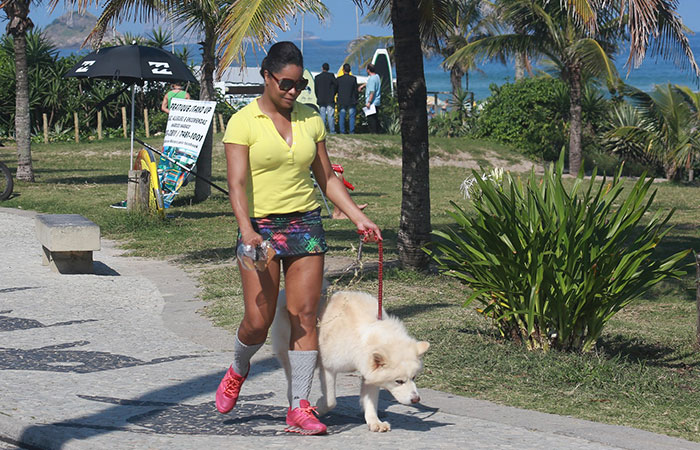 Adriana Bombom se exercita e leva o cachorro para passear