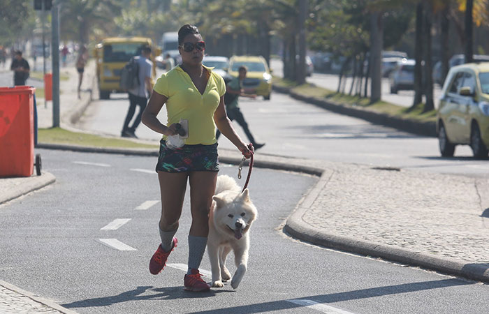 Adriana Bombom se exercita e leva o cachorro para passear