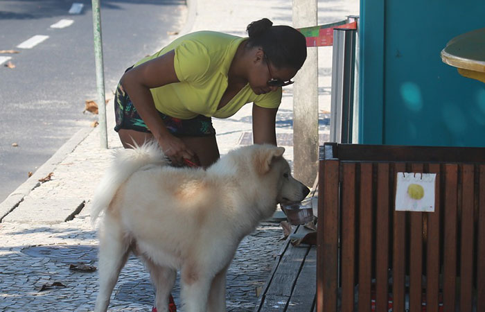 Adriana Bombom se exercita e leva o cachorro para passear