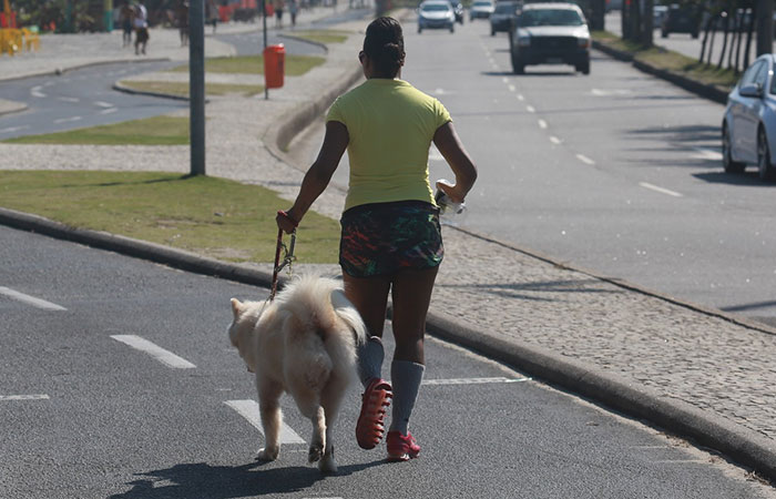 Adriana Bombom se exercita e leva o cachorro para passear