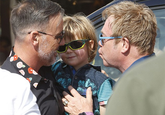 Elton John curte férias com seu parceiro David Furnish e os dois filhos