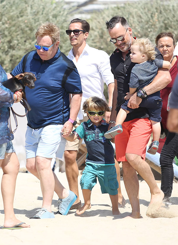 Em família: Elton John curte férias com seu parceiro David Furnish e os filhos