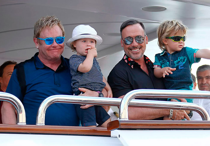Elton John curte férias com seu parceiro David Furnish e os dois filhos