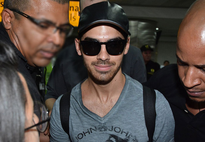 Joe Jonas agita multidão ao desembarcar em São Paulo