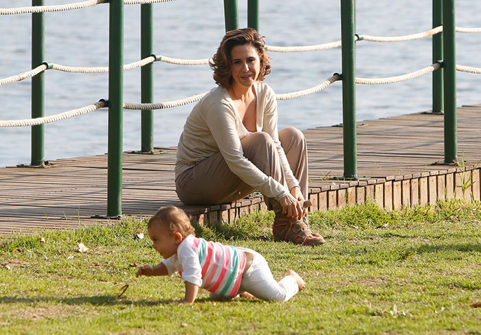 Guilhermina Guinle tem momentos de descontração com a filha em passeio