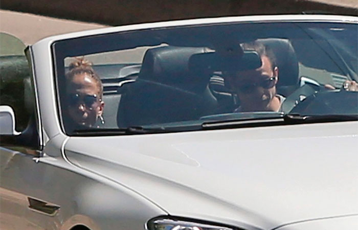  Jennifer Lopez se esconde dentro de carro de seu ex, Casper Smart