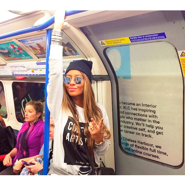  Rafaella Santos publica foto em metrô