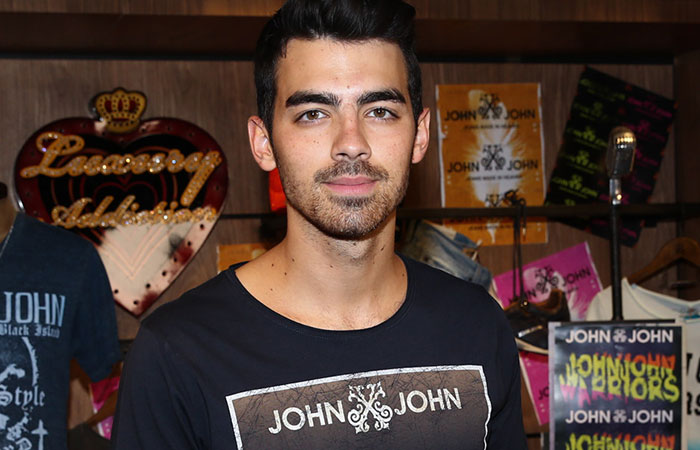 Joe Jonas visita showroom da grife John John em São Paulo