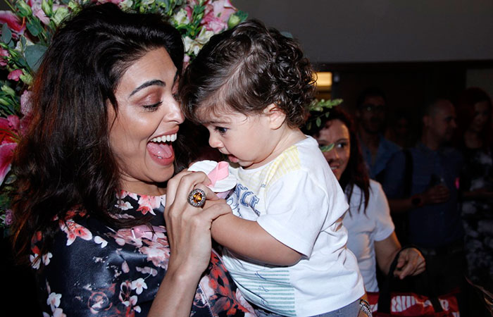  Com o filho no colo, Juliana Paes lança campanha para ajudar pacientes com câncer