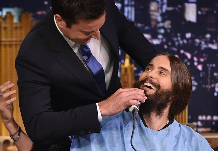 Apresentador tenta raspar a barba de Jared Leto durante entrevista