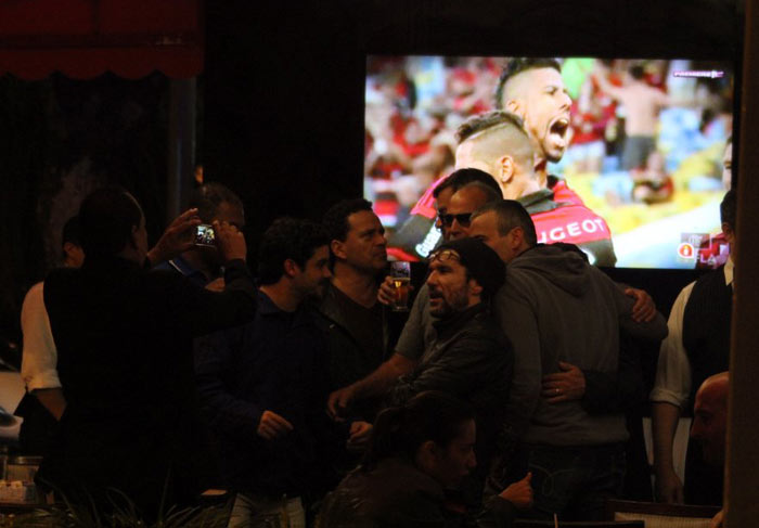 Alexandre Borges reúne os amigos para assistir vitória do Flamengo