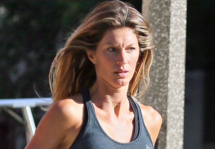 Com celular na mão, Gisele Bündchen é clicada correndo pelas ruas de Boston