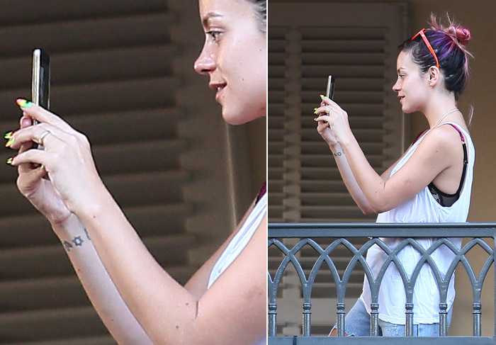 Lily Allen é flagrada em momento selfie na varanda de hotel, em Saint-Tropez
