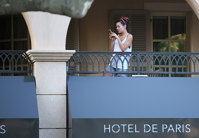 Lily Allen é flagrada em momento selfie na varanda de hotel, em Saint-Tropez