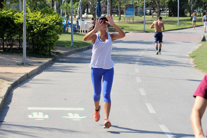 Letícia Wiermann acena para paparazzo durante corrida