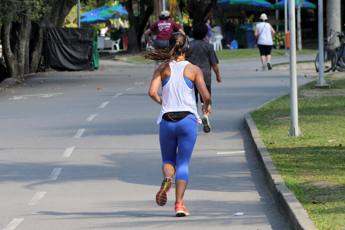 Letícia Wiermann acena para paparazzo durante corrida