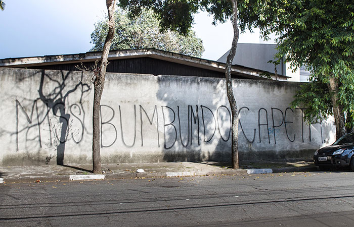   Depois de pichação, muro da casa de Miss Bumbum é pintado