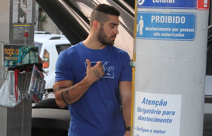 Ex-BBB Yuri faz pausa para abastecer o carro