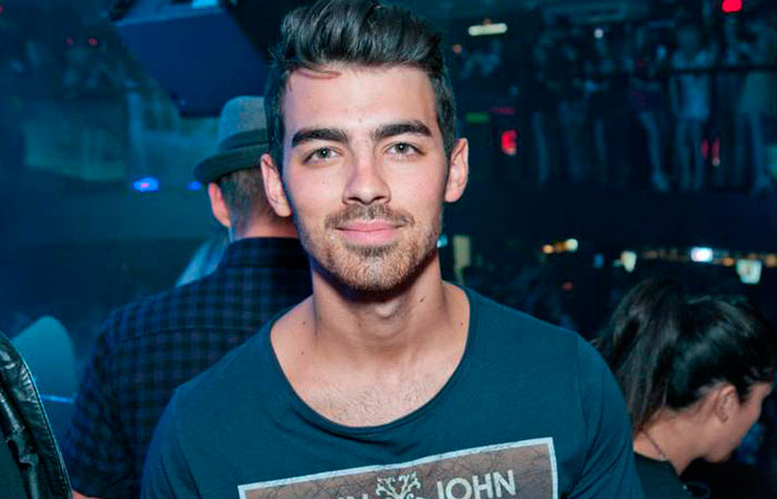 Joe Jonas prestigia show de Lucas Lucco e recebe famosos no camarim
