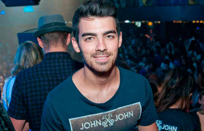 Joe Jonas prestigia show de Lucas Lucco e recebe famosos no camarim