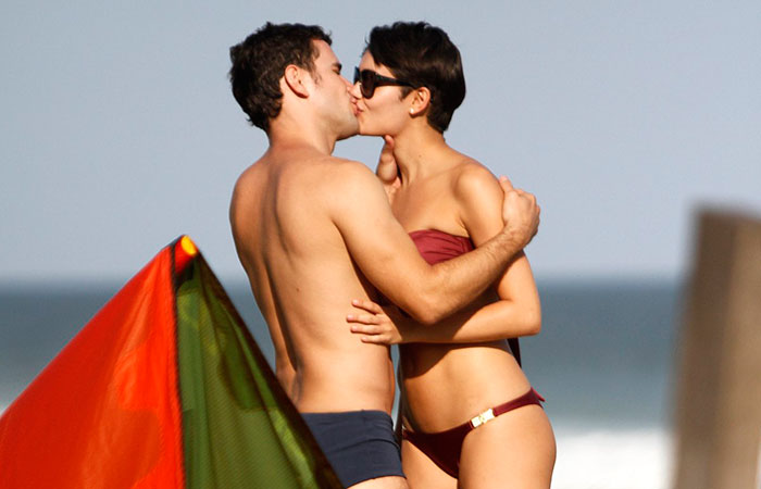 Daniel Oliveira e Sophie Charlotte gravam cenas de O Rebu em praia carioca 
