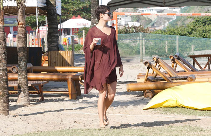 Daniel Oliveira e Sophie Charlotte gravam cenas de O Rebu em praia carioca 