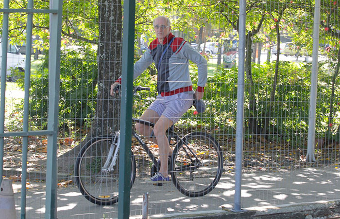 Esportista, Marcos Caruso aproveita dia para andar de bicicleta