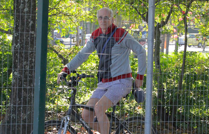 Esportista, Marcos Caruso aproveita dia para andar de bicicleta