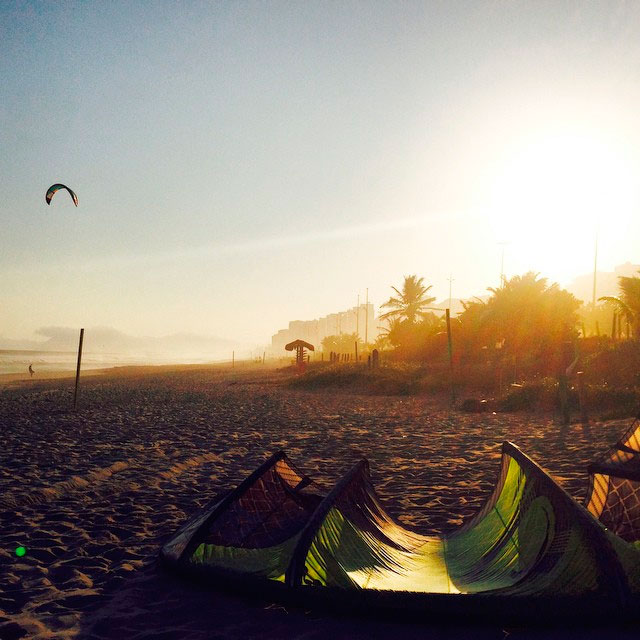 André Martielli pratica Kitesurf no Rio de Janeiro