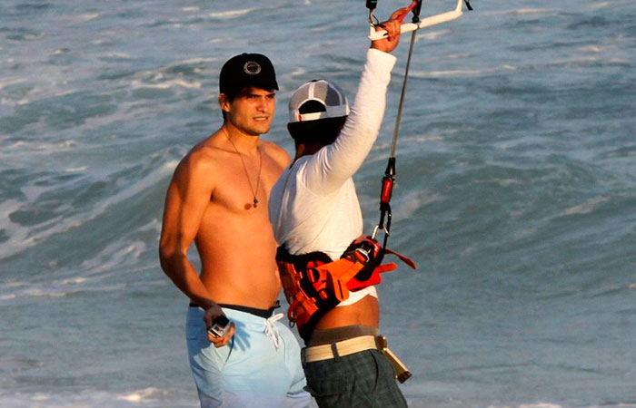 André Martielli pratica Kitesurf no Rio de Janeiro