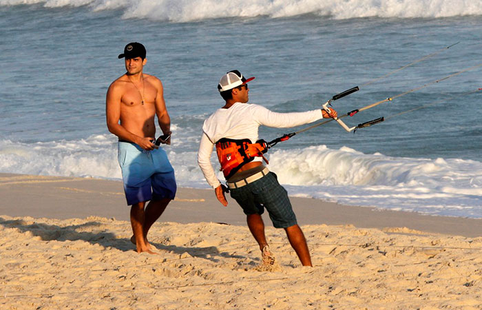 André Martielli pratica Kitesurf no Rio de Janeiro