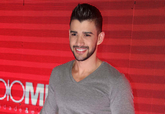 Gusttavo Lima sensualiza e deixa peitoral à mostra durante show