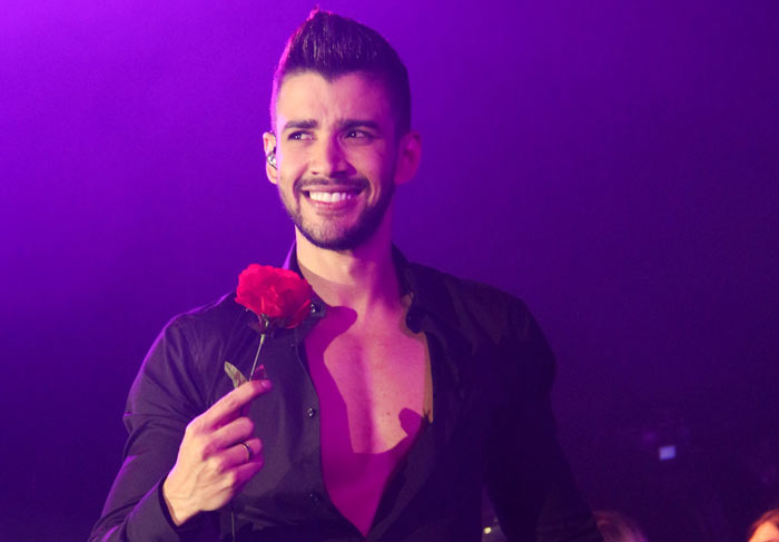 Gusttavo Lima sensualiza e deixa peitoral à mostra durante show