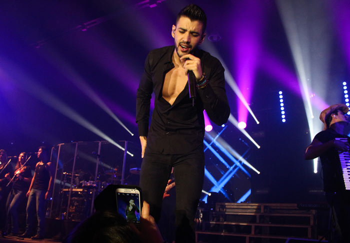 Gusttavo Lima sensualiza e deixa peitoral à mostra durante show