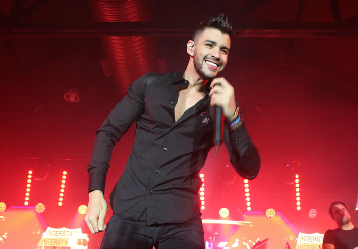 Gusttavo Lima sensualiza e deixa peitoral à mostra durante show