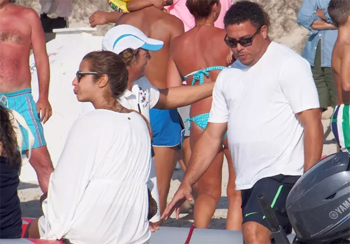 Ronaldo curte dia de praia em Ibiza com a noiva Paula Morais