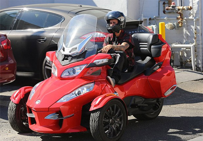 Justin Bieber pilota triciclo pelas ruas de Los Angeles