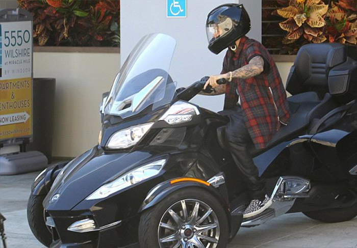 Justin Bieber pilota triciclo pelas ruas de Los Angeles