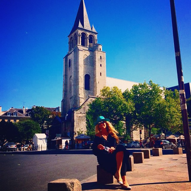 Adriane Galisteu pedala pelas ruas de Paris e visita catedral