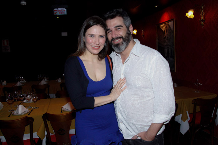 Com a namorada, Antonio Fagundes prestigia musical paulista